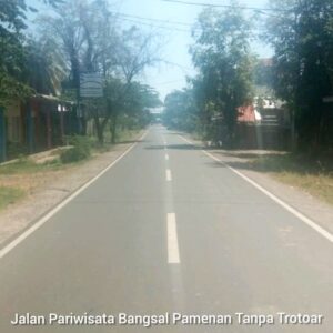 Jalan Wisata Utama di Bangsal Tanpa Trotoar
