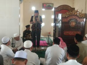 Bupati KLU Serahkan Bantuan Rehab Masjid Darul Istiqomah