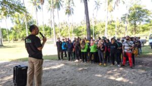 Dinas Lingkungan Hidup KLU Bersih-bersih Pantai Sira Indah