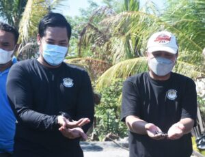 Wabup Lombok Utara Lepas Tukik di Pantai