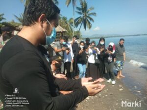 Wabup Danny Melepasliarkan Puluhan Anak Penyu