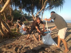 Wartawan KLU Bersih-Bersih Pantai LG Desa Malaka