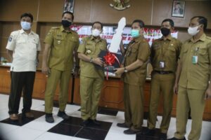 Bupati Djohan Serahkan Mobil Operasional Samsat Keliling