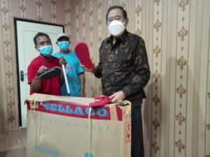 Bupati Lombok Utara serahkan kursi roda