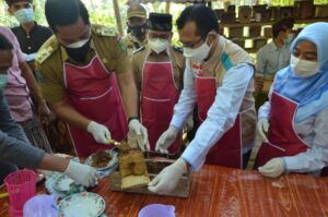 Panen Raya Madu Lebah Trigona di Lombok Utara