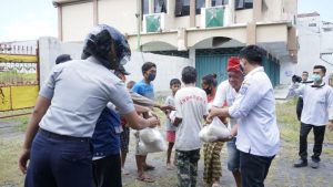 Sembako dibagikan untuk Warga Mataram yang Terdampak PPKM