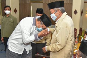 Bertemu Guru Semasa SMA, Gubernur NTB Tunduk dan Cium Tangan