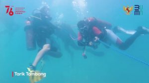 HUT RI Ke-76 Dirayakan di dalam Laut oleh Penyelam BUMN NTB