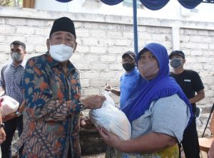 KPP Pratama Mataram Distribusikan Paket Sembako di Tanjung
