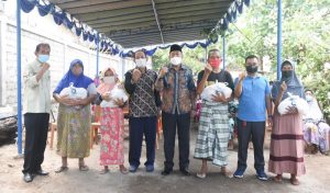 Bupati Djohan ikut bagi sembagi dari sumbangan KPP Mataram