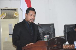Wabup Danny Karter memberi penjelasan dalam Rapat Paripurna DPRD KLU
