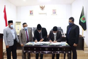 Pemda atau eksekutif bersama DPRD KLU atau legislatif tandatangani nota kesepakatan