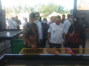 Peninjauan Bupati Djohan ke temmpat pengolahan sampah di Desa Bentek