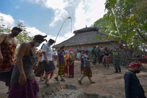 Gubernur mengikuti upacara Maulid Adat di Bayan