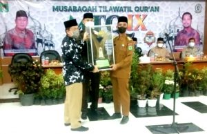 Penyerahan piala menandai dimulainya penyelenggaraan MTQ IX di KLU