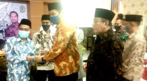 Penyerakan hadiah pada MTQ IX di Tanjung