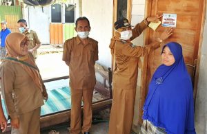 Dinas Sosial KLU Tempel Stiker di Rumah Penerima PKH