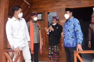 Bupati dan Dirjen usai peresmian homestay