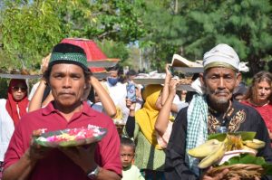 Masyarakat Dusun Gili Meno antusias dalam perayaan Rebo Bontong