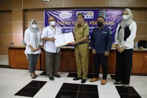 Bupati saat acara serah terima program jaringan air bersih