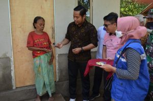 Salah satu warga yang akan jadi penghuni rumah layak huni ditemui Wabup Danny