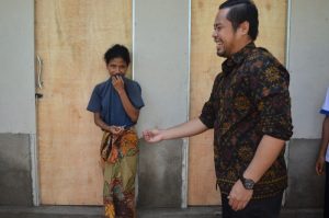 Wabup Danny dengan warga yag dapat rumah layak huni