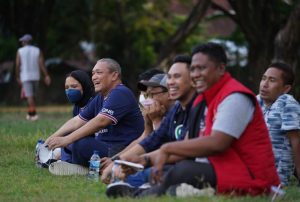 Pemilik Lombok Football Club, H. Bambang Kristino, menonton latihan