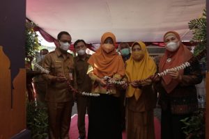 Membuka pameran wastra kain tenun di Muem Negeri NTB