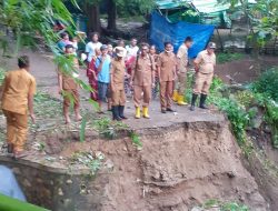 Jembatan putus akibat bencana baanjir