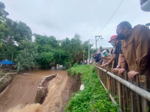 Tim Reaksi Cepat BPBD NTB Bantu Evakuasi Banjir