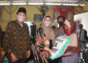 Bupati Serahkan Bantuan Stimulan Beras dan Dana Berobat se KLU