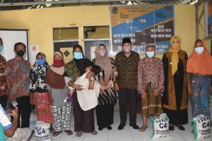 Bupati bersama masyarakat penerima bantuan