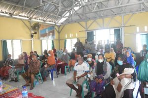 Masyarakat menunggu penyaluran bantuan