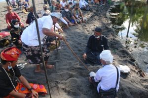 Nonton Acara Tradisi Empas Menanga Mual di Akar-Akar, Bayan