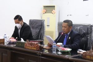 Wabup dan pimpinan sidang terkait pandangan umum dua Raperda