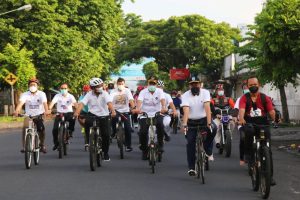 Sekda NTB Dampingi Menko PMK Gowes Bersama Masyarakat