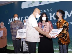 Menkop menyerahkan sertifikat untuk peserta