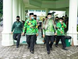 Gubernur berjalan menuju tempat mukamar