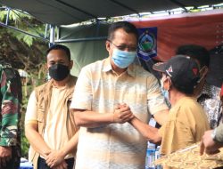 Gubernur bersalaman dengan masyarakat Gili Trawanan