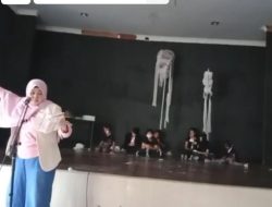 salah satu emak baca puisi dalam 50 tahun Teater Imago