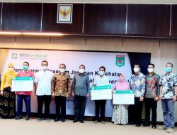 Acara pencanangan UHC oleh Bupati Djohan dengan penyerahankartu BPJS