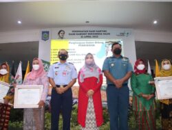 Usai menyerahkan penghargaan di Hari Kartini