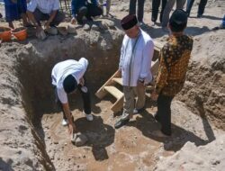 Gubernur NTB melakukan peletaKAN BATU PERTAMA