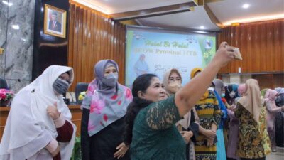 Wagub NTB bersama para anggota organisasi wanita