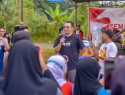Gubernur NTB bicara dengan peserta jalan sehat di Desa Anjani