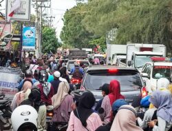 Pawai peringatan HUT RI yang meriah hingga membuat jalan raya macet