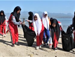 Aksi bersih pantai ini juga membudayakan tidak buang sampah sembarangan