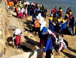 Aksi membersihkan pantai mendukunmg program Zero Waste