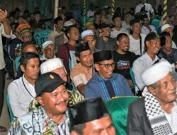 Masyarakat Desa Karumbu sangat antusias menyambut kedatangan Gubernur NTB