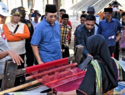 Bang Zul Kunjungi Perajin Tenun di Dusun Rentang